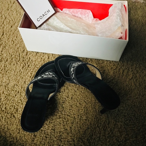 Coach kitten heels thong sandals worn once - Picture 3 of 3